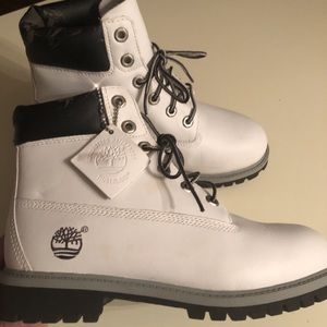 WHITE VINTAGE TIMBERLAND BOOTS